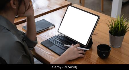 Asian Business Frau arbeitet mit Tablet im Büro. Work from Home Konzept. Stockfoto