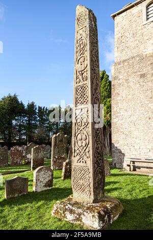 Im 7. Jahrhundert angelsächsischen Kreuz auf dem Kirchhof von St. Cuthberts Kirche von Bewcastle, Cumbria UK Stockfoto