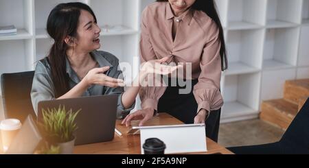 Fondsmanager Team Beratung und diskutieren über die Analyse Investmentmarkt von digitalen Tablet. Stockfoto