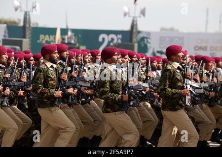 Islamabad, Pakistan. März 2021, 25th. Pakistanische Soldaten marschieren während der Pakistan Day Militärparade in Islamabad, Hauptstadt Pakistans, 25. März 2021. Pakistan am Donnerstag hielt die Pakistan Day Militärparade in der Hauptstadt Islamabad mit vollem Eifer und Inbrunst. Quelle: Str/Xinhua/Alamy Live News Stockfoto