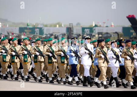 Islamabad, Pakistan. März 2021, 25th. Pakistanische Soldaten marschieren während der Pakistan Day Militärparade in Islamabad, Hauptstadt Pakistans, 25. März 2021. Pakistan am Donnerstag hielt die Pakistan Day Militärparade in der Hauptstadt Islamabad mit vollem Eifer und Inbrunst. Quelle: Str/Xinhua/Alamy Live News Stockfoto