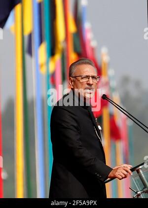 Islamabad, Pakistan. März 2021, 25th. Der pakistanische Präsident Arif Alvi spricht bei der Militärparade zum Pakistan-Tag in Islamabad, der Hauptstadt Pakistans, am 25. März 2021. Pakistan am Donnerstag hielt die Pakistan Day Militärparade in der Hauptstadt Islamabad mit vollem Eifer und Inbrunst. Quelle: Str/Xinhua/Alamy Live News Stockfoto