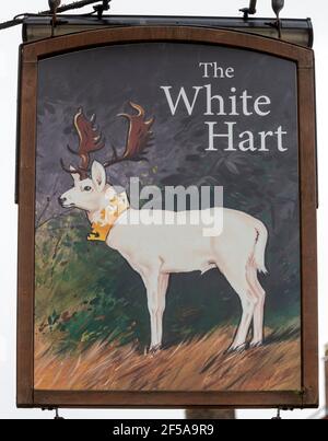Traditionelles hängendes Pub-Schild am White Hart Hotel, Bridge Street, Andover, Hampshire, England, VEREINIGTES KÖNIGREICH Stockfoto