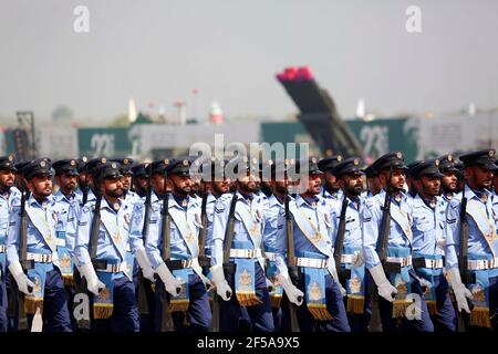 Islamabad, Pakistan. März 2021, 25th. Pakistanische Soldaten marschieren während der Pakistan Day Militärparade in Islamabad, Hauptstadt Pakistans, 25. März 2021. Pakistan am Donnerstag hielt die Pakistan Day Militärparade in der Hauptstadt Islamabad mit vollem Eifer und Inbrunst. Quelle: Str/Xinhua/Alamy Live News Stockfoto