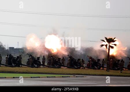 Islamabad, Pakistan. März 2021, 25th. Pakistanische Soldaten feuern Kanonen, um die Pakistan Day Militärparade in Islamabad, Hauptstadt von Pakistan, 25. März 2021 zu starten. Pakistan am Donnerstag hielt die Pakistan Day Militärparade in der Hauptstadt Islamabad mit vollem Eifer und Inbrunst. Quelle: Str/Xinhua/Alamy Live News Stockfoto