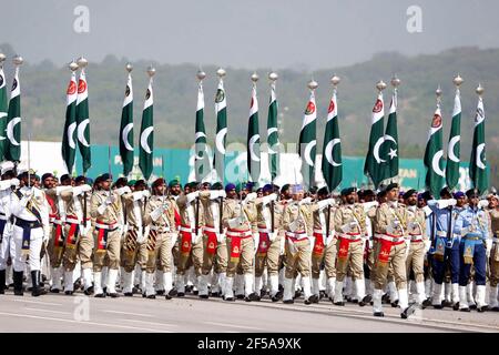 Islamabad, Pakistan. März 2021, 25th. Pakistanische Soldaten marschieren während der Pakistan Day Militärparade in Islamabad, Hauptstadt Pakistans, 25. März 2021. Pakistan am Donnerstag hielt die Pakistan Day Militärparade in der Hauptstadt Islamabad mit vollem Eifer und Inbrunst. Quelle: Str/Xinhua/Alamy Live News Stockfoto