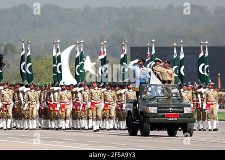 Islamabad, Pakistan. März 2021, 25th. Pakistanische Soldaten marschieren während der Pakistan Day Militärparade in Islamabad, Hauptstadt Pakistans, 25. März 2021. Pakistan am Donnerstag hielt die Pakistan Day Militärparade in der Hauptstadt Islamabad mit vollem Eifer und Inbrunst. Quelle: Str/Xinhua/Alamy Live News Stockfoto