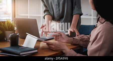 Fondsmanager Team Beratung und diskutieren über die Analyse Investmentmarkt von digitalen Tablet. Stockfoto