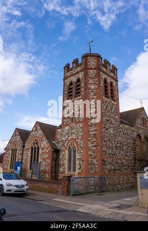 St Alban The Martyr Church, St Albans Church, in St. John's Road, Westcliff on Sea, Southend, Essex, Großbritannien. Anglikanische Kirche. Flint und Ziegelturm Stockfoto