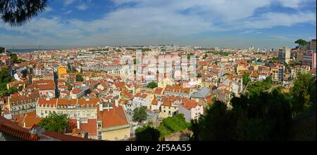 Historisches Baixa Viertel Skyline Luftbild Panorama, von Miradouro da Graca in der Stadt Lissabon, Portugal. Stockfoto