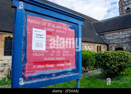 St Alban The Martyr Church, St Albans Church, in St. John's Road, Westcliff on Sea, Essex, Großbritannien. Anglikanische Kirche. Verfallende Tafel mit Massenzeiten Stockfoto