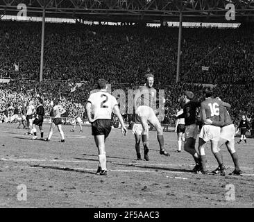 England gegen Westdeutschland WM-Finale 1966, Wembley Stadium Englands Jack Charlton springt zur Feier des 16-minütigen Tores von Martin Peters (18th). Foto von Tony Henshaw Archive Stockfoto