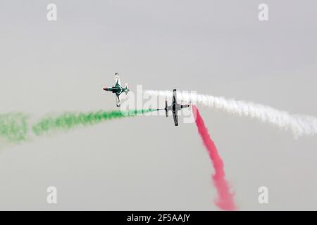 Islamabad, Pakistan. März 2021, 25th. Pakistanische Jets führen Kunstflugmanöver während der Pakistan Day Militärparade in Islamabad, Hauptstadt von Pakistan, 25. März 2021 durch. Pakistan am Donnerstag hielt die Pakistan Day Militärparade in der Hauptstadt Islamabad mit vollem Eifer und Inbrunst. Quelle: Str/Xinhua/Alamy Live News Stockfoto