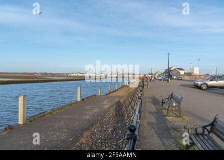 Irvine, Schottland, UK - 16. März 2021: Irvine Harbour North Ayrshire Schottland an einem hellen, aber kalten Märztag mit Blick in die Innenstadt von der har Stockfoto