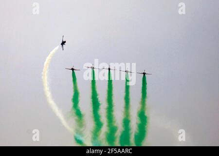 (210325) -- ISLAMABAD, 25. März 2021 (Xinhua) -- Pakistanische Jets führen Kunstflugmanöver während der Pakistan Day Militärparade in Islamabad, Hauptstadt Pakistans, 25. März 2021 durch. Pakistan am Donnerstag hielt die Pakistan Day Militärparade in der Hauptstadt Islamabad mit vollem Eifer und Inbrunst. (Str/Xinhua) Stockfoto