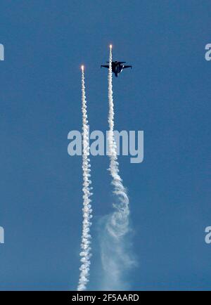 (210325) -- ISLAMABAD, 25. März 2021 (Xinhua) -- EIN pakistanischer Kampfjet tritt während der Pakistan Day Militärparade in Islamabad, Hauptstadt Pakistans, 25. März 2021 auf. Pakistan am Donnerstag hielt die Pakistan Day Militärparade in der Hauptstadt Islamabad mit vollem Eifer und Inbrunst. (Str/Xinhua) Stockfoto