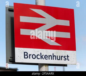 Bahnhofschild am Bahnhof Brockenhurst, Brockenhurst, New Forest, Hampshire, England, VEREINIGTES KÖNIGREICH Stockfoto