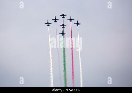 (210325) -- ISLAMABAD, 25. März 2021 (Xinhua) -- Pakistanische Jets führen Kunstflugmanöver während der Pakistan Day Militärparade in Islamabad, Hauptstadt Pakistans, 25. März 2021 durch. Pakistan am Donnerstag hielt die Pakistan Day Militärparade in der Hauptstadt Islamabad mit vollem Eifer und Inbrunst. (Str/Xinhua) Stockfoto