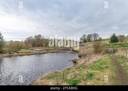 Gatehead, Schottland, Großbritannien - 23. März 2021: Die alte Laigh Milton Mill, Anfang 19th Jahrhundert. Ein großes 3-stöckiges und Dachgeschoss Schutt Gebäude auf einem L-Plan, Stockfoto