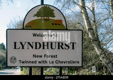 Willkommen bei Lyndhurst sign, Lyndhurst, New Forest, Hampshire, England, VEREINIGTES KÖNIGREICH Stockfoto