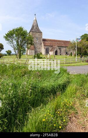 Die Kirche von St Mary the Virgin im Romney Marsh Dorf St Mary in the Marsh, Kent UK Stockfoto