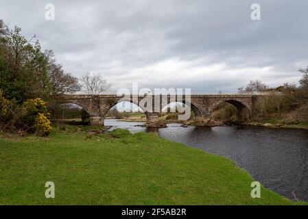 Gatehead, Irvine, Scotland, UK - 23. März 2021: Das Laigh Milton Viadukt gilt als das älteste erhaltene öffentliche Eisenbahnviadukt. Es ist eine Kategorie Stockfoto