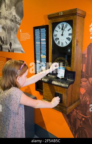 Kinderbesucherin, eine Touristenattraktion, die einen Clock-off-Automaten bei der Ausstellung „Dampf, Stahl und U-Boote“ im historischen Dockyard/Dockyards Chatham in Kent betreibt. VEREINIGTES KÖNIGREICH (121) Stockfoto