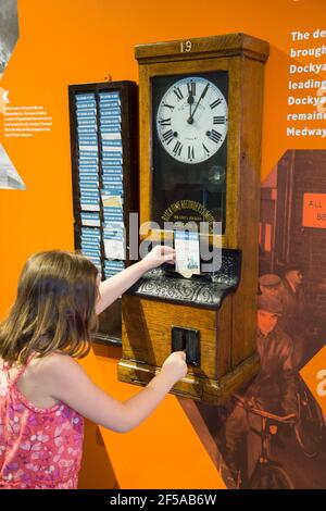 Kinderbesucherin, eine Touristenattraktion, die einen Clock-off-Automaten bei der Ausstellung „Dampf, Stahl und U-Boote“ im historischen Dockyard/Dockyards Chatham in Kent betreibt. VEREINIGTES KÖNIGREICH (121) Stockfoto