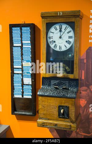 Kinderbesucherin, eine Touristenattraktion, die einen Clock-off-Automaten bei der Ausstellung „Dampf, Stahl und U-Boote“ im historischen Dockyard/Dockyards Chatham in Kent betreibt. VEREINIGTES KÖNIGREICH (121) Stockfoto