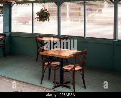 New York, USA. März 2021, 23rd. Leere Tische in einem Restaurantschuppen im Freien in Chelsea in New York am Dienstag, den 23. März 2021. (Foto von Richard B. Levine) Quelle: SIPA USA/Alamy Live News Stockfoto