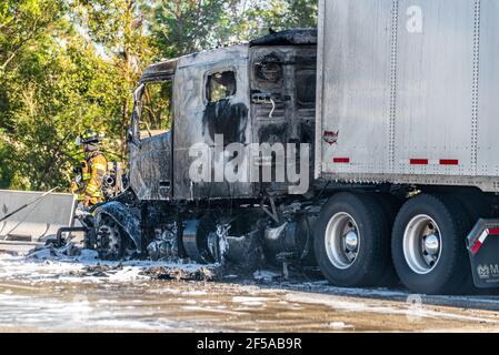 Feuerwehrmann am Schauplatz eines Semi-LKW-Feuers auf der I-95 in der Innenstadt von Jacksonville, Florida. (USA) Stockfoto