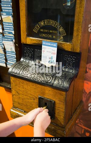 Kinderbesucherin, eine Touristenattraktion, die einen Clock-off-Automaten bei der Ausstellung „Dampf, Stahl und U-Boote“ im historischen Dockyard/Dockyards Chatham in Kent betreibt. VEREINIGTES KÖNIGREICH (121) Stockfoto