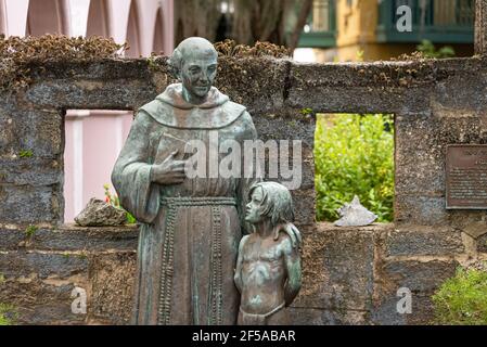 Franziskaner mit Indian Boy Statue im Gonzalez-Alverez House (das älteste Haus), ein historisches Wahrzeichen in der Altstadt von St. Augustine, Florida. (USA) Stockfoto