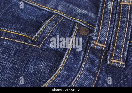 Tasche und Nieten an Jeans. Genähte Textur Jeans Hintergrund Stockfoto