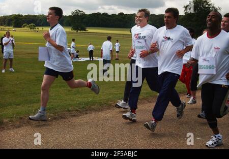 TONY BLAIR WIRD VON SIR STEVE REDGRAVE, COLIN JACKSON UND SCHULKINDERN IN EINEM SPEZIELLEN MILE RUN AUF DEM GELÄNDE VON CHEQUERS UNTERSTÜTZT RELIEF,9/7/04 PILSTON Stockfoto