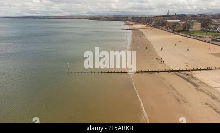 Luftaufnahme des Strandes von Portobello in Edinburgh. Kredit: Euan Cherry Stockfoto