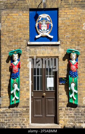 Geschnitzte Meerjungfrau aus Holz / dekorative Schiffe Statuen Figuren / dekorative Figuren Statuen an der Admirals Office Tür von Anwalt Furley Page. Chatham Historic Dockyard. Kent England GB (121) Stockfoto