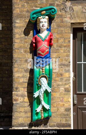 Geschnitzte Meerjungfrau aus Holz / dekorative Schiffe Statuen Figuren / dekorative Figuren Statuen an der Admirals Office Tür von Anwalt Furley Page. Chatham Historic Dockyard. Kent England GB (121) Stockfoto