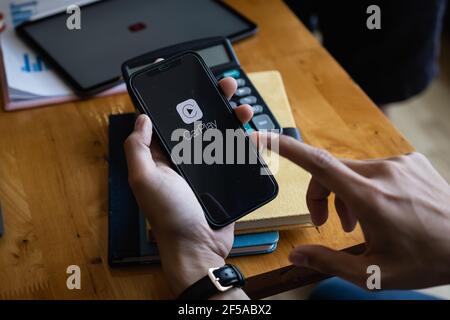 CHIANG MAI, THAILAND - MAR 19, 2021 : Hand halten iPhone mit CarPlay-Anwendung. CarPlay ist eine Anwendung, mit der Sie Inhalte von Ihrem anzeigen können Stockfoto