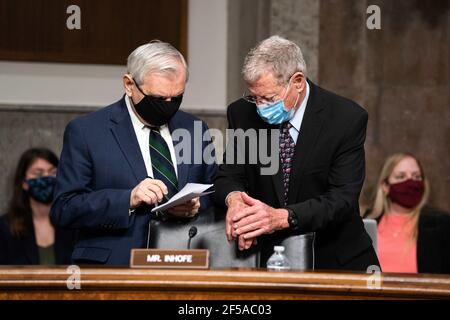 US-Senator Jack Reed (Demokrat von Rhode Island), Vorsitzender des US-Senatsausschusses für bewaffnete Dienste, und US-Senator James Inhofe (Republikaner von Oklahoma), Mitglied des Rankings, US-Senatsausschuss für bewaffnete Dienste, Sprechen Sie miteinander vor einer Anhörung zum „United States Special Operations Command and United States Cyber Command“ mit dem Armed Services Committee des Senats auf dem Capitol Hill in Washington DC am 25th. März 2021.Quelle: Anna Moneymaker/Pool via CNP /MediaPunch Stockfoto