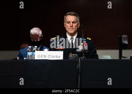General Richard D. Clarke, USA, Commander, United States Special Operations Command lauscht während einer Anhörung über das "United States Special Operations Command and United States Cyber Command" mit dem Senat Armed Services Committee auf dem Capitol Hill in Washington DC am 25th. März 2021.Quelle: Anna Moneymaker/Pool via CNP /MediaPunch Stockfoto