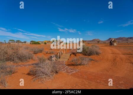 NAMIB NAUKLUFT PARK, NAMIBIA - JANUAR 06. 2021: Wir Kebi Safari Lodge im Namib-Naukluft Nationalpark in der Nähe von Sossusvlei mit dem Reetdachhaus Stockfoto