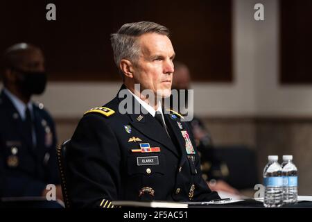 General Richard D. Clarke, USA, Commander, United States Special Operations Command lauscht während einer Anhörung über das "United States Special Operations Command and United States Cyber Command" mit dem Senat Armed Services Committee auf dem Capitol Hill in Washington DC am 25th. März 2021.Quelle: Anna Moneymaker/Pool via CNP /MediaPunch Stockfoto