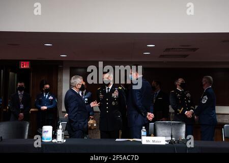 US-Senator Jack Reed (Demokrat von Rhode Island), Vorsitzender des US-Senatsausschusses für bewaffnete Dienste, begrüßt General Richard D. Clarke, USA, Kommandant, United States Special Operations Command, Center, Und Christopher P. Maier, amtierender stellvertretender Verteidigungsminister für Sondereinsätze und Konflikte mit geringer Intensität, rechts, vor dem Beginn einer Anhörung zum „United States Special Operations Command and United States Cyber Command“ mit dem Armed Services Committee des Senats auf dem Kapitol in Washington DC am 25th. März 2021.Quelle: Anna Moneymaker/Pool über CNP /MediaPunch Stockfoto