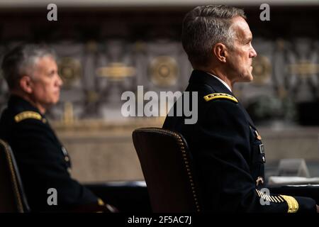 General Richard D. Clarke, USA, Commander, United States Special Operations Command, hört während einer Anhörung über das "United States Special Operations Command and United States Cyber Command" mit dem Senat Armed Services Committee auf dem Capitol Hill in Washington DC am 25th. März 2021.Quelle: Anna Moneymaker/Pool via CNP /MediaPunch Stockfoto