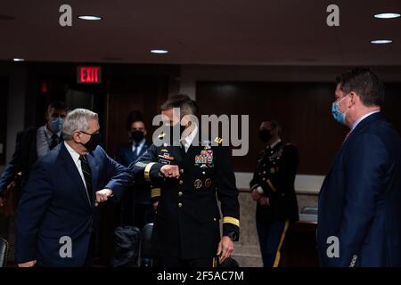 US-Senator Jack Reed (Demokrat von Rhode Island), Vorsitzender des US-Senatsausschusses für bewaffnete Dienste, begrüßt General Richard D. Clarke, USA, Kommandant, United States Special Operations Command, Center, Und Christopher P. Maier, amtierender stellvertretender Verteidigungsminister für Sondereinsätze und Konflikte mit geringer Intensität, rechts, vor dem Beginn einer Anhörung zum „United States Special Operations Command and United States Cyber Command“ mit dem Armed Services Committee des Senats auf dem Kapitol in Washington DC am 25th. März 2021.Quelle: Anna Moneymaker/Pool über CNP /MediaPunch Stockfoto