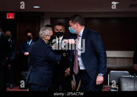 US-Senator Jack Reed (Demokrat von Rhode Island), Vorsitzender des US-Senatsausschusses für bewaffnete Dienste, begrüßt General Richard D. Clarke, USA, Kommandant, United States Special Operations Command, Center, Und Christopher P. Maier, amtierender stellvertretender Verteidigungsminister für Sondereinsätze und Konflikte mit geringer Intensität, rechts, vor dem Beginn einer Anhörung zum „United States Special Operations Command and United States Cyber Command“ mit dem Armed Services Committee des Senats auf dem Kapitol in Washington DC am 25th. März 2021.Quelle: Anna Moneymaker/Pool über CNP /MediaPunch Stockfoto