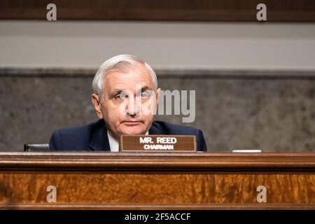 Washington, Vereinigte Staaten Von Amerika. März 2021, 25th. Der US-Senator Jack Reed (Demokrat von Rhode Island), Vorsitzender des US-Senatsausschusses für bewaffnete Dienste, spricht während einer Anhörung zum „United States Special Operations Command and United States Cyber Command“ am 25th. März 2021 mit dem Armed Services Committee des Senats auf dem Capitol Hill in Washington DC. Quelle: Anna Moneymaker/Pool via CNP Quelle: dpa/Alamy Live News Stockfoto