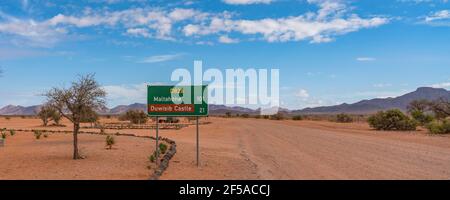 Straßenschild nach Maltahohe und Schloss Duwisib in Namibia, Hintergrund blauer Himmel mit Wolken Stockfoto