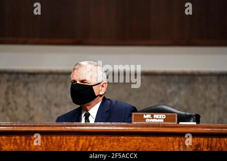 Washington, Vereinigte Staaten Von Amerika. März 2021, 25th. Der US-Senator Jack Reed (Demokrat von Rhode Island), Vorsitzender des US-Senatsausschusses für bewaffnete Dienste, hört am 25th. März 2021 vor einer Anhörung zum „United States Special Operations Command and United States Cyber Command“ mit dem Armed Services Committee des Senats auf dem Capitol Hill in Washington DC zu. Quelle: Anna Moneymaker/Pool via CNP Quelle: dpa/Alamy Live News Stockfoto